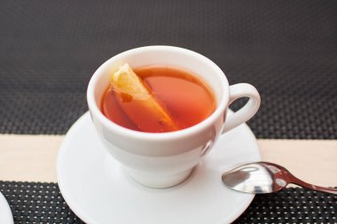 bir kafede limon çayı