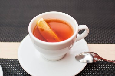 bir kafede limon çayı