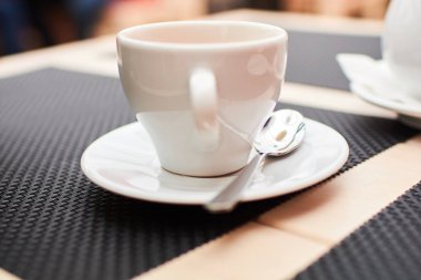 bir tabloda bir kafede çay