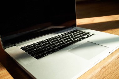 Dizüstü bilgisayarda bir ahşap