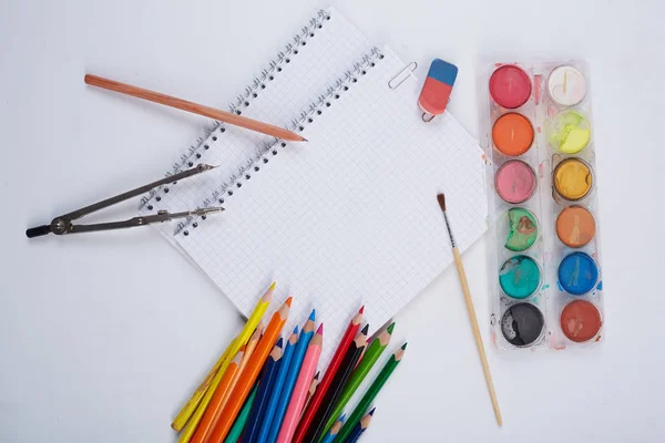 Material escolar sobre fondo blanco — Foto de Stock