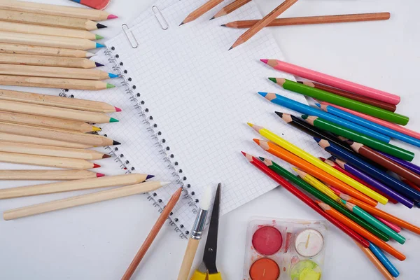 Schoolbenodigdheden op witte achtergrond — Stockfoto