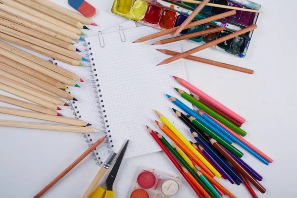 Schoolbenodigdheden op witte achtergrond — Stockfoto