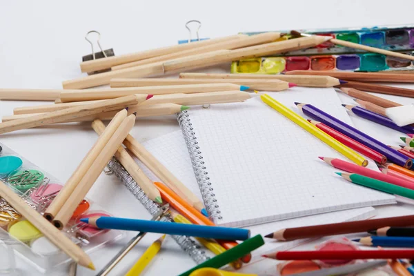 Schoolbenodigdheden op witte achtergrond — Stockfoto