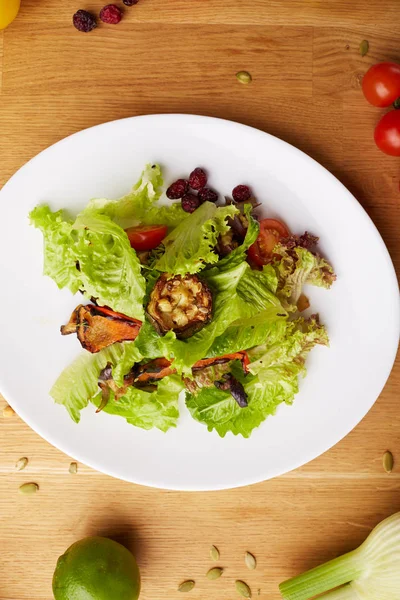 Plantaardige salade met courgette — Stockfoto