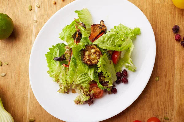 Kabak ile sebze salatası