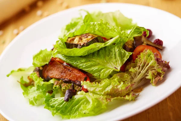 Kabak ile sebze salatası