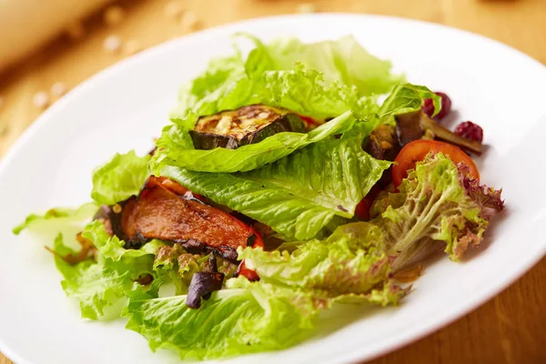 Salada de legumes com abobrinha — Fotografia de Stock