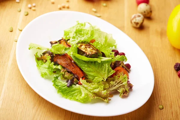 Kabak ile sebze salatası