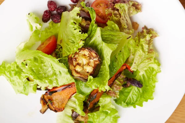 Kabak ile sebze salatası