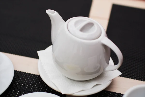 Teko teh putih di kafe — Stok Foto