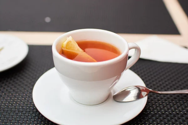 Лимонный чай в кафе — стоковое фото