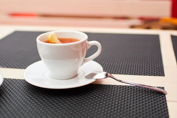 Лимонный чай в кафе — стоковое фото