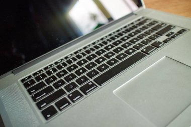 Dizüstü bilgisayarda bir ahşap