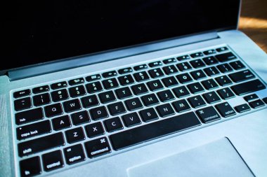 Dizüstü bilgisayarda bir ahşap