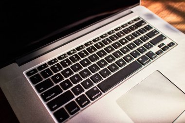 Dizüstü bilgisayarda bir ahşap