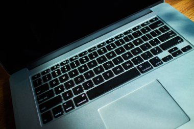 Dizüstü bilgisayarda bir ahşap