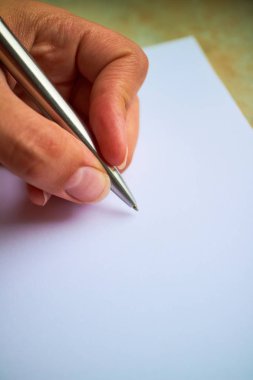 bir defter kalem ile yazmak 