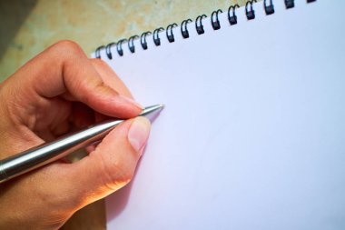 bir defter kalem ile yazmak 