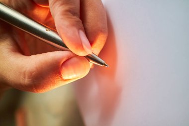 bir defter kalem ile yazmak 