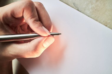 bir defter kalem ile yazmak 