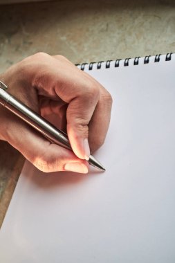 bir defter kalem ile yazmak 