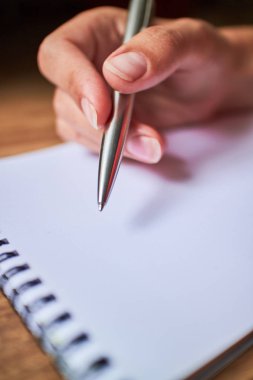 bir defter kalem ile yazmak 