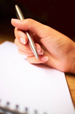 bir defter kalem ile yazmak 