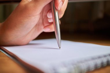 bir defter kalem ile yazmak 