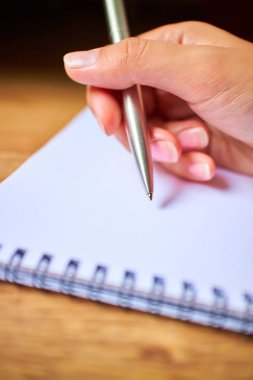 bir defter kalem ile yazmak 