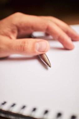 bir defter kalem ile yazmak 