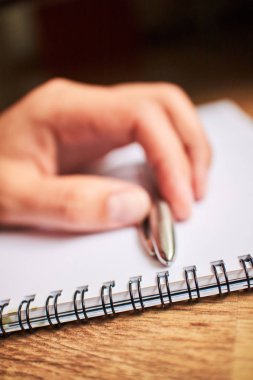 bir defter kalem ile yazmak 