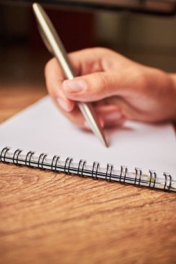 bir defter kalem ile yazmak 