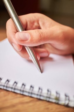 bir defter kalem ile yazmak 