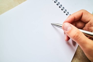 bir defter kalem ile yazmak 