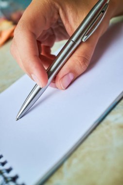 bir defter kalem ile yazmak 