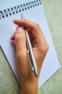 bir defter kalem ile yazmak 