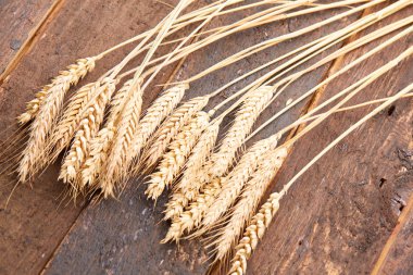 ahşap zemin üzerinde buğday spikelets