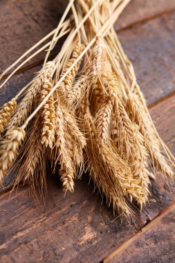 ahşap zemin üzerinde buğday spikelets