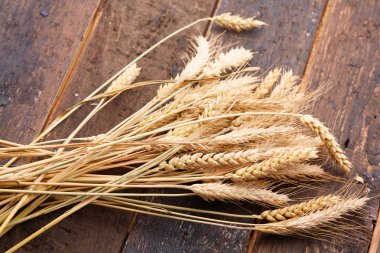 ahşap zemin üzerinde buğday spikelets
