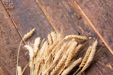ahşap zemin üzerinde buğday spikelets
