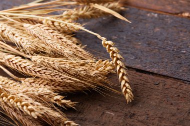 ahşap zemin üzerinde buğday spikelets