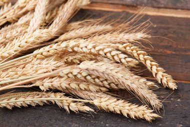 ahşap zemin üzerinde buğday spikelets