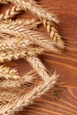 ahşap zemin üzerinde buğday spikelets
