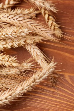 ahşap zemin üzerinde buğday spikelets