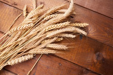 ahşap zemin üzerinde buğday spikelets