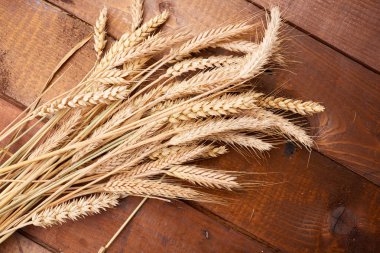 ahşap zemin üzerinde buğday spikelets