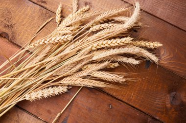 ahşap zemin üzerinde buğday spikelets
