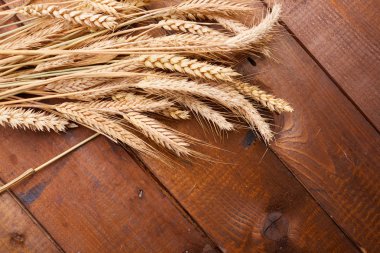 ahşap zemin üzerinde buğday spikelets