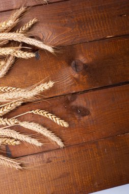 ahşap zemin üzerinde buğday spikelets